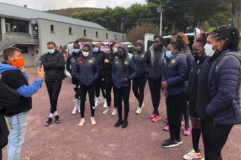 Une  célèbre candidate de jeu télévisé et l’équipe du Sénégal de handball à Scio’Land Cap